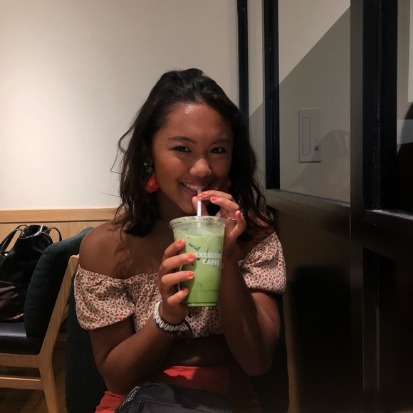 Meet your Poshers, Francesca & Angelica - Picture 3 of 3